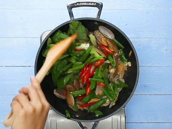 再下米酒、蔥段、辣椒、九層塔，炒勻，完成！