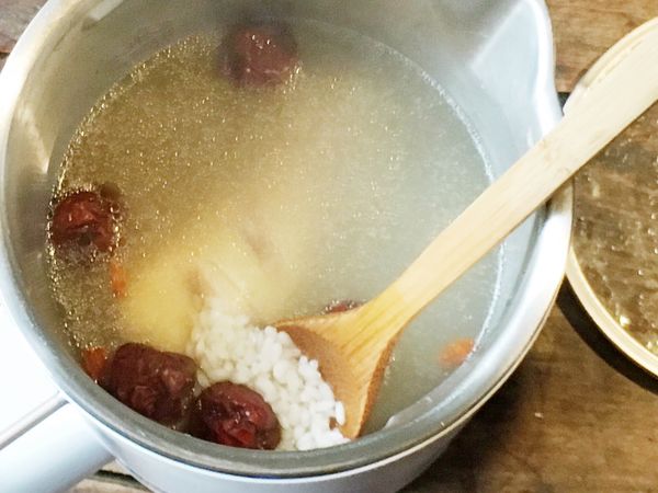 打開鍋蓋稍加攪拌以免焦底，繼續烹煮約15-20分鐘至米開肉熟。