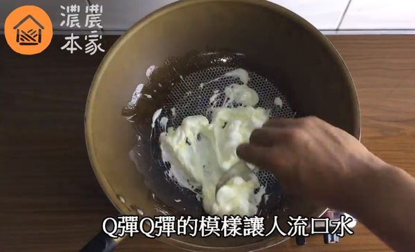 將棉花糖倒入拌炒至無塊狀。