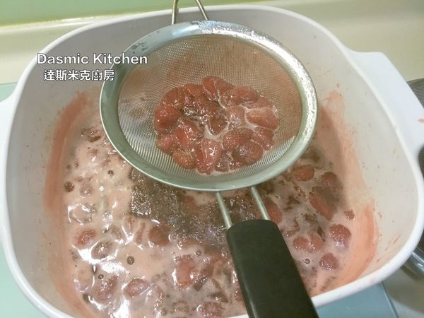 將草莓用濾勺撈出，儘量瀝乾湯汁!!