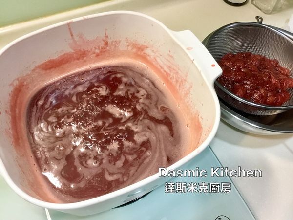 把剩餘湯汁繼續熬煮，約15～20分鐘，至湯汁稍微濃稠為止 (熬煮時間依各人喜好濃稠度調整！）(果醬放涼後會更濃稠！）