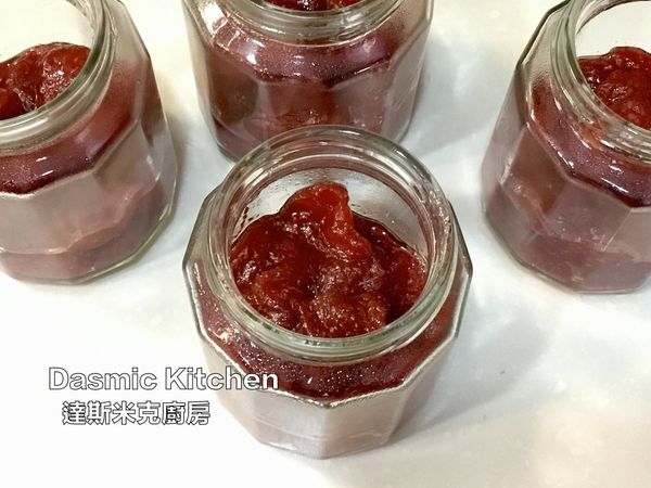 先把草莓平均放入4個玻璃罐中，趁熱倒入湯汁