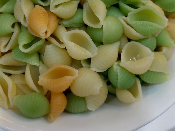 將滾水（水量勿過少，須將貝殼麵蓋過）放入鹽巴、油，再放入貝殼麵，煮至半透明，取冰水等待冰鎮，半透明狀的貝殼麵放入冰水中，冰鎮後瀝乾，使其口感更Q彈。