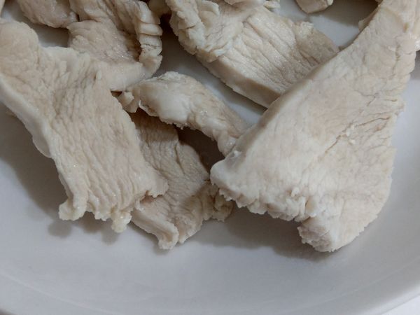 另外取水加熱煮滾後加鹽巴，放入雞肉，煮至全熟後撈起，放置冷卻，將其剪成一口的大小即可。