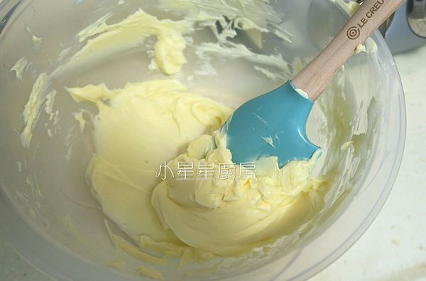 我平常習慣的做法是把奶油先切成小丁，置於室溫讓它變軟，以手指輕壓就會凹陷的程度，然後直接用電動打蛋器慢速打成乳霜狀。
但是做蛋糕那天的天氣太冷了，我採用另一種方式，等奶油室溫變軟後，先用橡皮刮刀把軟化奶油拌成乳霜狀後，才改用機器打。