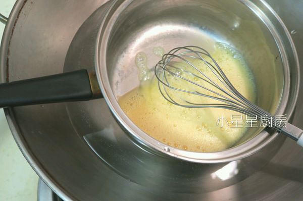 雞蛋打散備用，如果蛋是冰的，要完全退冰才可以使用。
因為我製作蛋糕這天寒流來襲，氣溫非常低，所以我又額外做了隔水加熱、保溫這動作，雞蛋打散後放入鍋中，底下大鍋子裡的水，加熱至摸起來溫溫的像洗澡水溫度就關火，然後把蛋液不停攪拌，讓它受熱均勻，攪拌過程中可以打到有點微發也沒關係，攪好後放著讓它保溫備用。