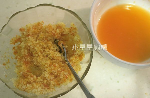 把茂谷柑洗乾淨，削出皮屑，然後把這些皮屑拌入砂糖內，靜置半小時使柑橘香氣滲入，提昇糖的香氣，果肉則是擠汁備用。
這部份我總共用了二顆小型茂谷柑。