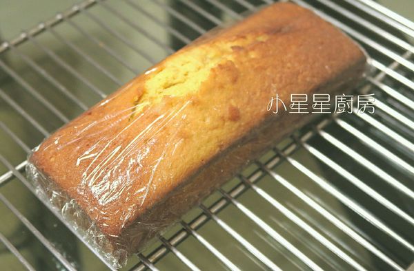 出爐後連同模子從高處重摔幾下，就可以輕鬆把蛋糕倒出來，等到沒那麼燙手之後，用耐熱保鮮膜整條包好，以免水份散失影響口感，拿到陰涼的地方放著至少一天，就可以切片享用。切片後記得放在密封的保鮮盒或塑膠袋保存。
如果有要淋糖霜，就等隔天拆掉保鮮膜之後再淋。