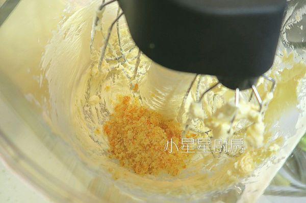 奶油拌成乳霜狀後，分多次把柑橘糖加入，用慢速打，直到奶油與糖溶合均勻，等到油糖均勻混合好之後，改用高速把它打發成明顯變白的膨鬆狀。