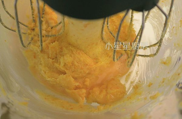 接著分成多次把蛋液加入，絕對不可以一次加入大量蛋液，這樣容易造成油水分離而失敗，每次加一大匙即可，要確定完全混合後才能再繼續加蛋液，我用慢速攪打混合。