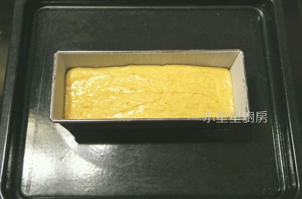 完成的蛋糕糊很濃稠，把它倒入模子裡，用橡皮刮刀均勻抹平後，直接用橡皮刮刀在中間劃一道痕跡，烘烤時就會出現裂口。
送入已預熱完畢的烤箱，170度烤35分鐘，烘烤時間以自家烤箱的實際狀況為準。