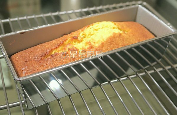 烤好後以竹籤刺入蛋糕，竹籤上沒有沾黏物，就可以出爐。