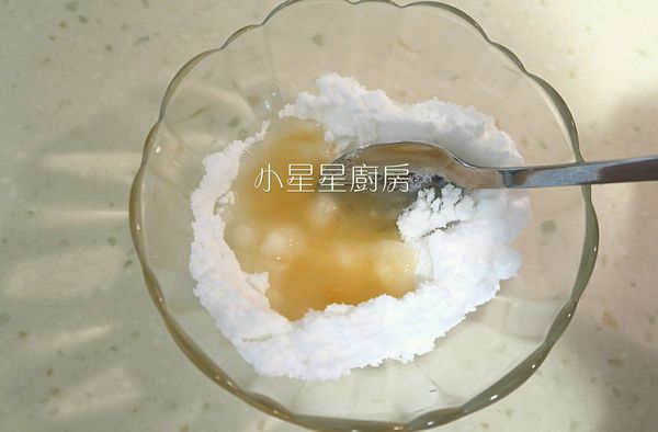 這次想做柑橘味的糖霜，所以用現擠的茂谷柑果汁，但果汁顏色看起來很橘，我不想要顏色太深的糖霜，就加了點白開水，全部都使用果汁也行。
把糖粉跟果汁、白開水攪均，直接淋在蛋糕上，用湯匙把糖霜輕輕向外推，它就會自然流下來，形成有流動感的痕跡，淋完糖霜後，趁糖霜還沒乾，隨興撒上茂谷柑皮屑做裝飾。