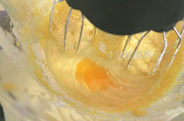 最後把果汁分2～3次倒入，攪拌至完全融入即完成(我用最低速)。