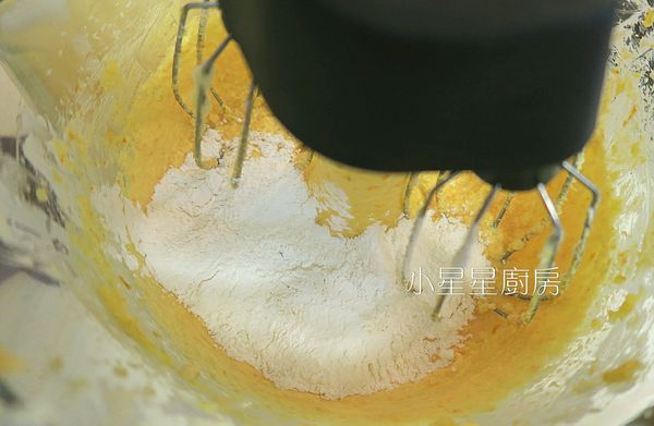 蛋液全部都混合進去後，過篩好的粉類分2~3次倒入，我直接用攪拌器以最低速拌勻至沒有粉粒狀態就停止，如果很怕用攪拌器直接攪拌會攪過頭，可改用橡皮刮刀，以切拌方式拌勻，不要過度攪拌以免影響口感。
這時可先預熱烤箱，以170度預熱10分鐘。