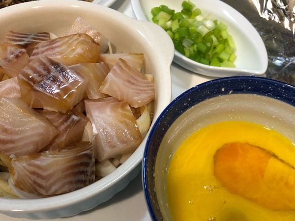 洋蔥切絲後鋪在底層，再鋪上鯛魚片，加入醬油蓋上蓋子或錫箔紙半杯水蒸第一次