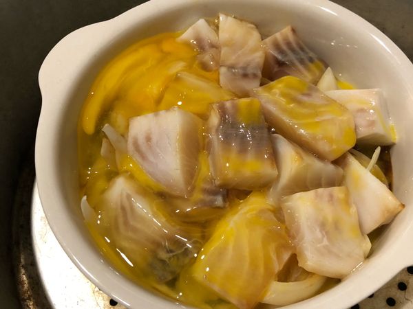 倒入蛋液（不要打太散蒸出來的滑蛋會比較漂亮）再半杯水蒸第二次