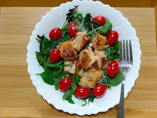 待鮭魚烤熟後切丁，擺上貝比生菜和小番茄就完成了~

起司粉也是可以灑或不灑，不會影響其美味的程度。