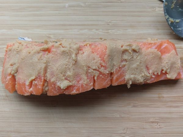 先將鮭魚肉拿出來，並塗抹上味噌
並放入烤箱內15-20分鐘（小火）

味噌是在里仁買的，沒有一般味噌那麼鹹，可以控制鈉的攝取。