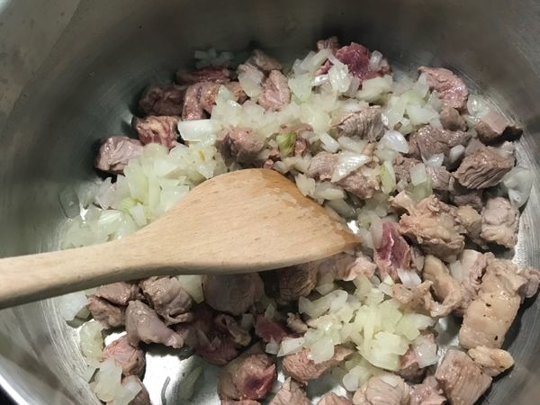 先中大火將牛肉及洋蔥大蒜下鍋拌炒至香氣散發