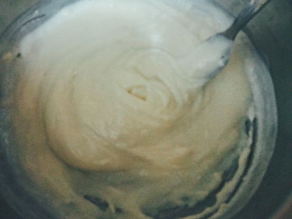 將b組加熱至糖融化（不需要煮滾哦:-) a組另外攪勻😎兩鍋備妥後就將a倒入b繼續加熱（加熱過程需不斷攪拌哦😙拌到成糊狀後關火可以利用餘溫稍微攪拌待涼