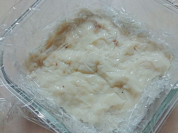 放涼後倒入保鮮盒，用保鮮膜將表面鋪平（盡力就好不勉強🤣