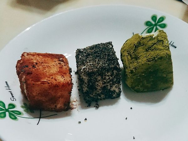 完全放涼後即可切塊撒上自己想要的粉哦😉