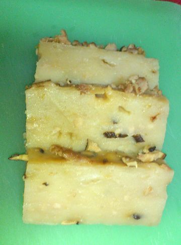 熱鍋倒入植物油，燒熱後先放入香菇炒香，再加入芋頭與油蔥及調味料，倒入800cc水以中火煮至滾以小火繼續燜煮2分鐘。