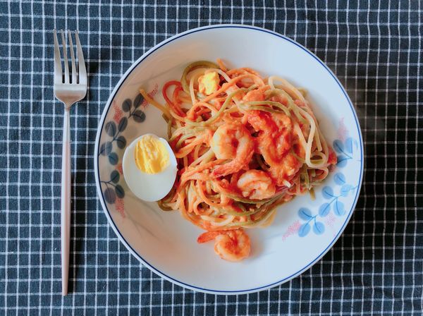 落意粉至平底鑊，與蕃茄蓉撈勻，再加大蝦和芝士, 當芝士溶了後，可以上碟