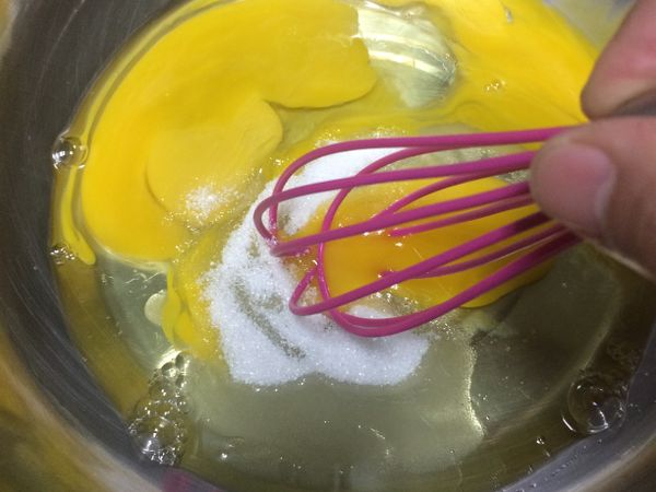 先將雞蛋、砂糖攪拌均勻。