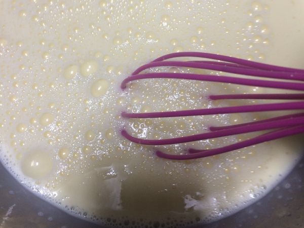 倒入鮮奶繼續拌勻。
