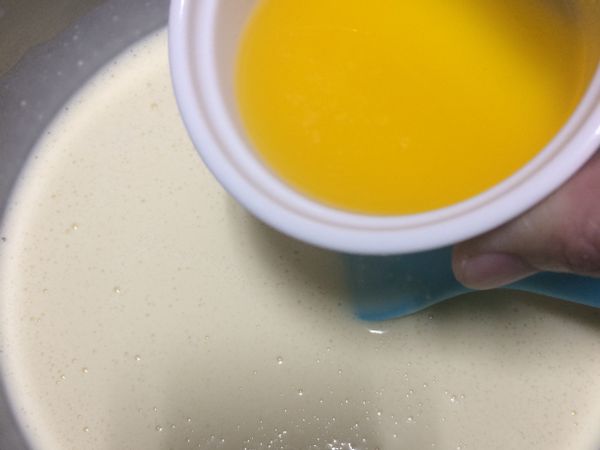 把奶油隔水加熱至溶化，再加入麵糊地拌勻。