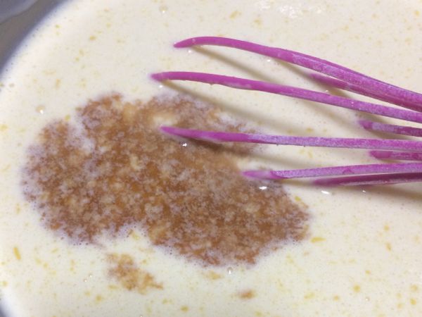 最後把香草精加入混勻，再把麵糊放入冰箱冷藏1小時。