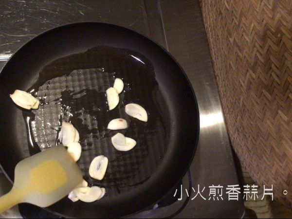 另起油鍋，倒入蒜片煎至焦香。