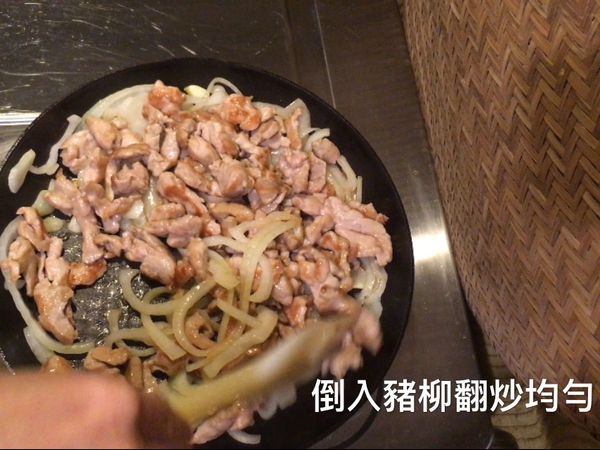 倒入步驟2與調味料翻炒均勻。