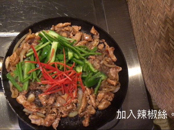 加入青椒絲、辣椒翻炒1-2分鐘即盛盤。