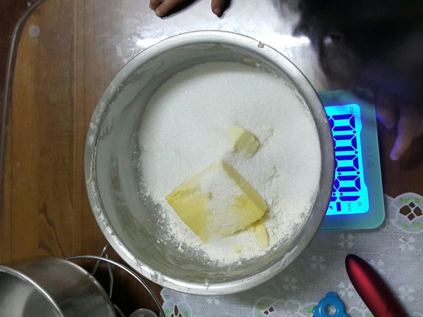 一個盆搞定！
放入過篩低筋麵粉與泡打粉，
以及室溫軟化無鹽奶油、細糖，
用切、壓拌方式，
混合均勻至如砂礫狀態
（類似餅乾麵糰切拌）