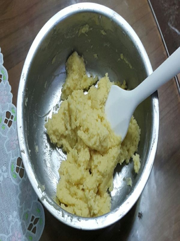 粉、油、糖切拌混合完成的狀態類似像這樣