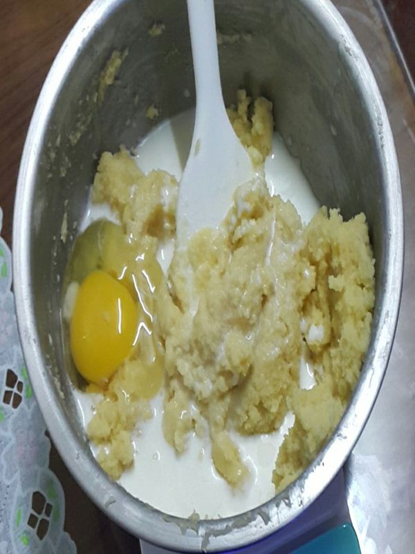 直接打入雞蛋1顆，
加入鮮奶以及少許香草精，
開始改以手持打蛋器，
壓散雞蛋並攪拌均勻