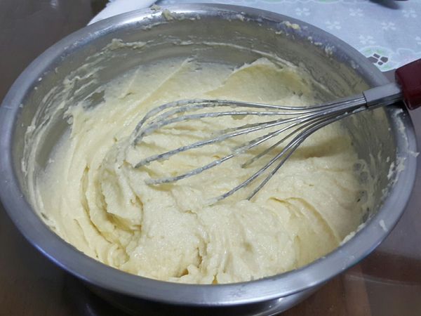 蛋糕糊全部攪拌完成的模樣

此時開始以上下火均170度預熱烤箱