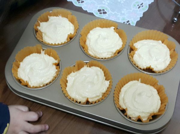 用湯匙開始平均的分好麵糊至紙杯裡
這時候麵糊很稠是正常的唷！