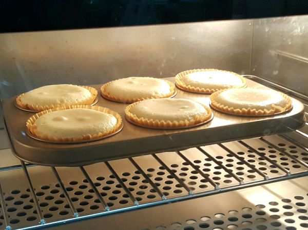 開始烘烤時，
麵糊中奶油開始融化的模樣