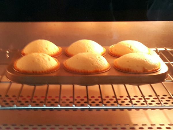 烤程中麵糊圓圓可愛的澎起來~😁