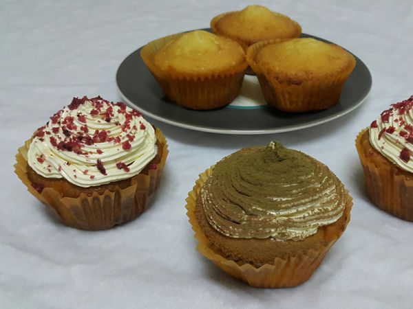 奶油霜是我自己調配的版本，
實際用量不到1/3喔！

先把無鹽奶油加糖，高速攪至泛白，
再加入鮮奶油繼續攪打至蓬鬆即可，

沒有馬上使用就送入冷藏冰硬，
使用前室溫退冰一下，攪拌變軟後，
再裝入擠花袋操作裝飾即可

這裡頂上是灑上搗碎的洛神花果乾脆片，
以及可可抹茶粉，
隨個人喜好發揮囉！😉