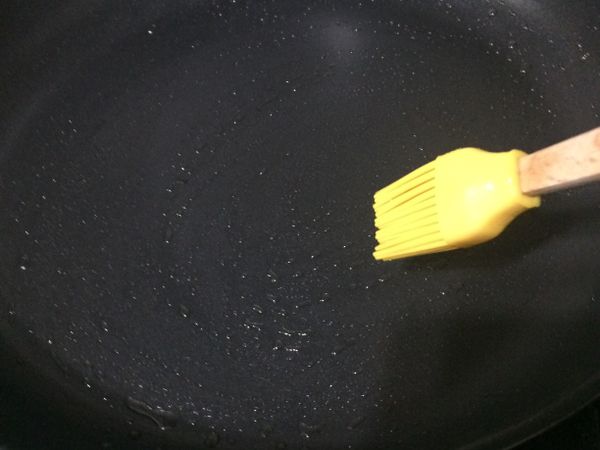 將平底鍋刷上少許的油加熱。