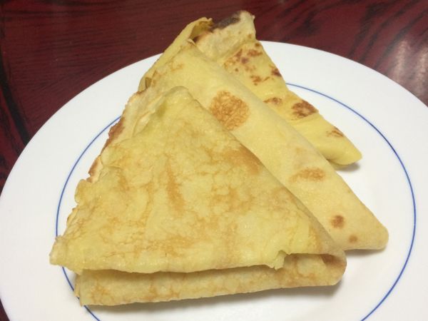 再把煎好的餅皮摺成三角形。