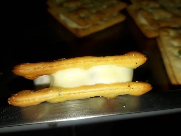 1.開小火煮溶奶油
2.倒棉花糖煮溶
3.倒奶粉拌勻
4.倒蔓越莓拌勻離火
5.小匙取適量於蘇打餅乾中間
6.在蓋一塊在上面
7.待冷却及包裝