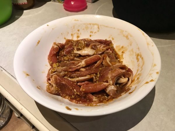 蒜頭、薑、糖、水、蠔油，放入主鍋，5秒/0度/5切碎，如果蒜頭及薑不夠碎，用刮刀將主鍋旁的料刮到鍋底，再一次5秒/0度/5切碎。
開蓋將所有醬料倒入肉片醃製，至少要醃10分鐘以上。