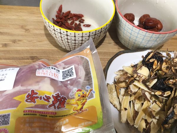 材料準備好，四物中藥包可以稍微用水沖洗過（簡單去掉表面雜質），四物中藥包可以用棉布袋裝好，這樣煮好就可以直接取出丟掉！
＊枸杞泡水（原本就附在四物中藥包內），紅棗泡水