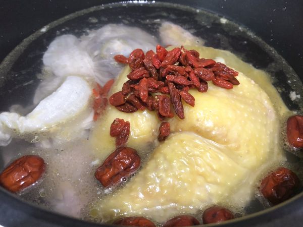 這次不想顧爐，所以使用壓力萬用鍋來煮，把食材跟水量都放入鍋中。